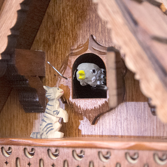 Q1101K/9W 鳩時計・子猫たちの住む家(電池式・壁白):鳥を猫が眺めています。